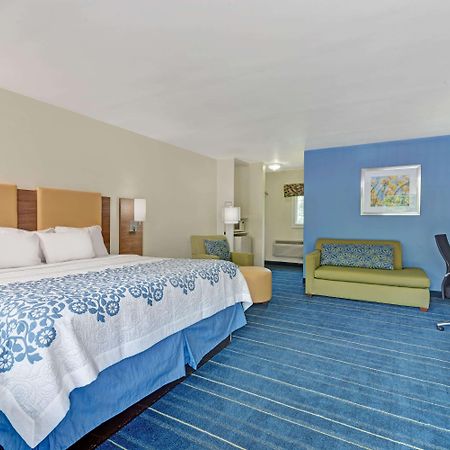 Days Inn By Wyndham Ridgefield Екстериор снимка