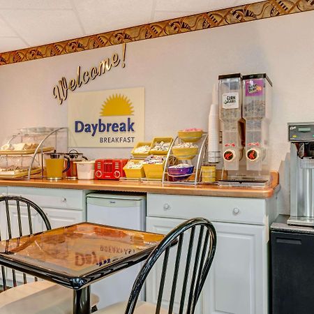 Days Inn By Wyndham Ridgefield Екстериор снимка