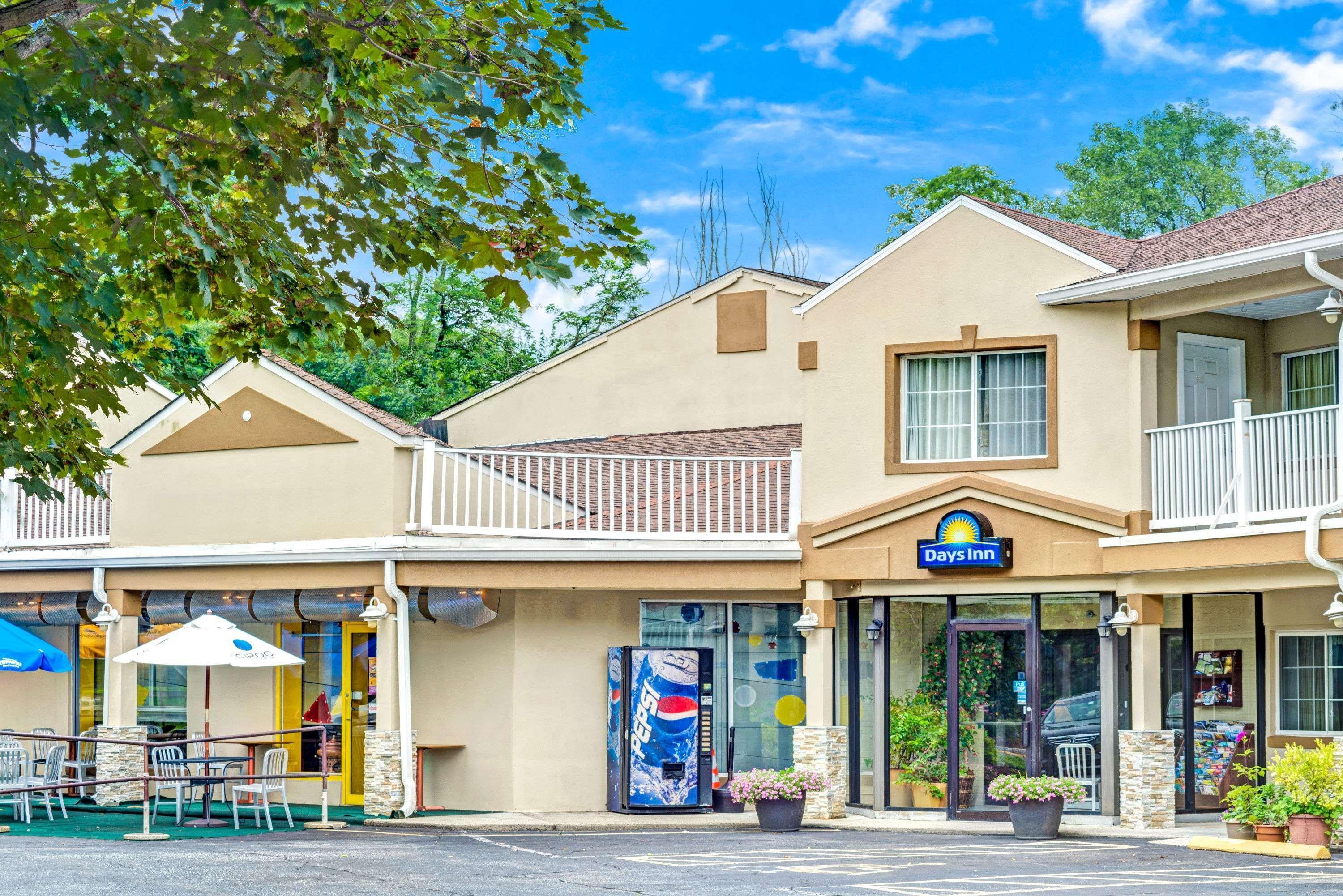 Days Inn By Wyndham Ridgefield Екстериор снимка