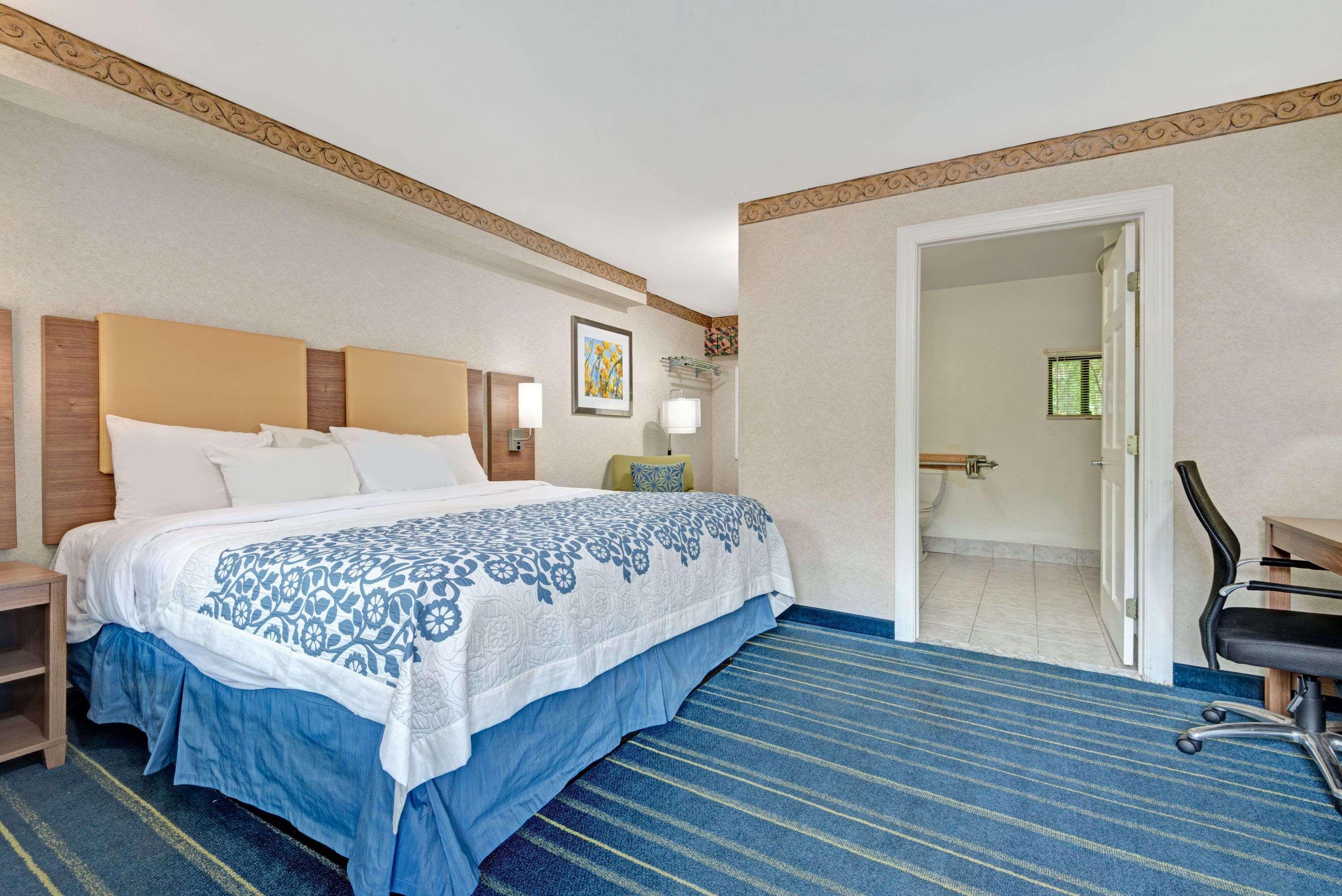 Days Inn By Wyndham Ridgefield Екстериор снимка
