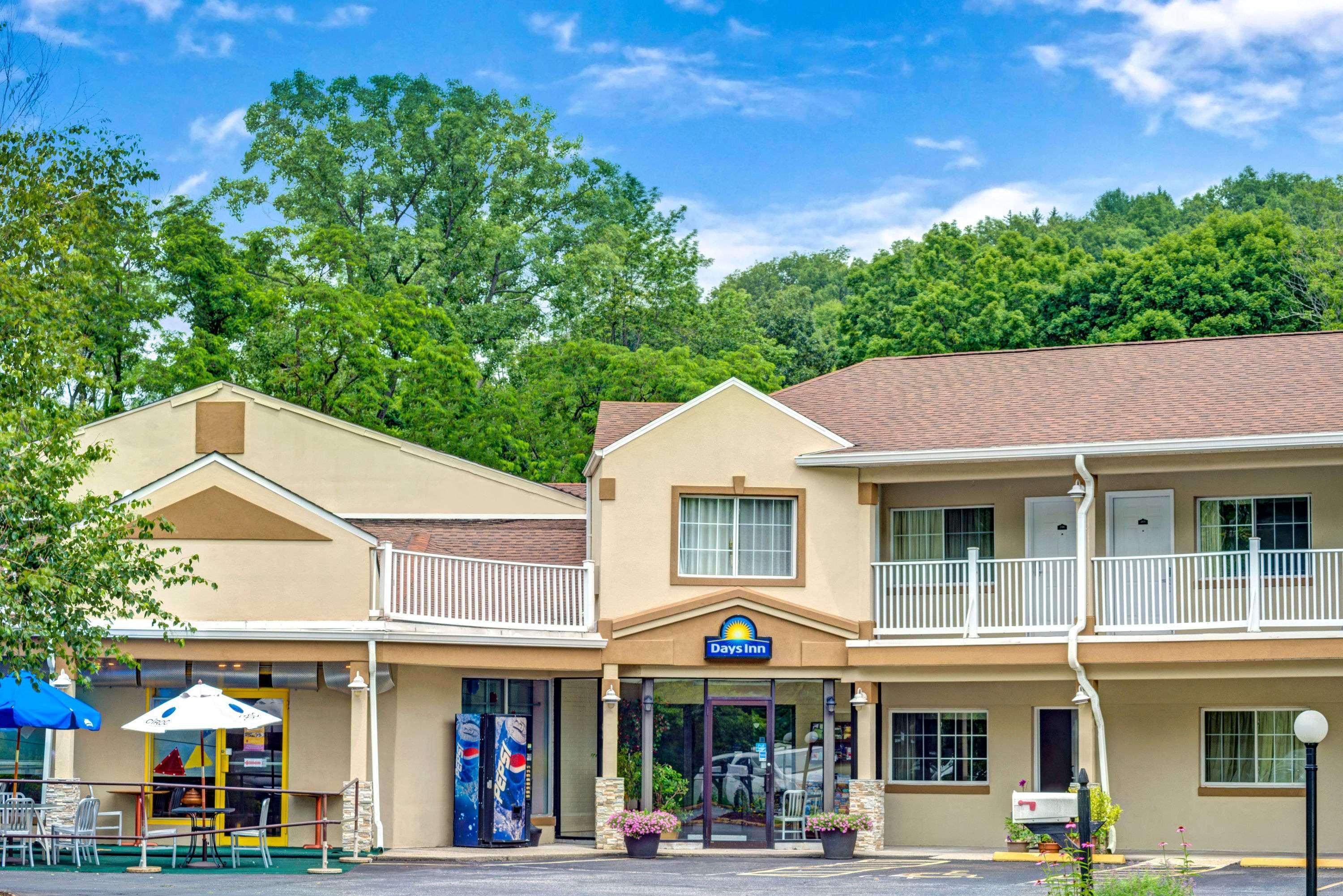 Days Inn By Wyndham Ridgefield Екстериор снимка