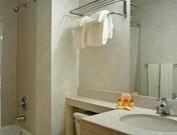 Days Inn By Wyndham Ridgefield Екстериор снимка